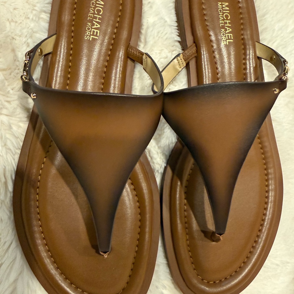 Michael Kors Daniella Flat Thong in Burnished Leather - Picture 4 of 5